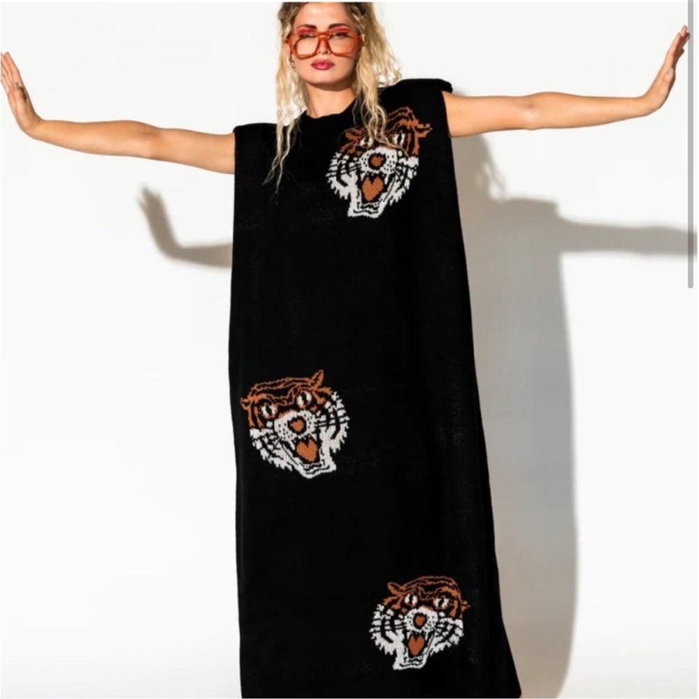 Dressed in LaLa oversized sleeveless tiger sweater dress women’s S/M maxi black